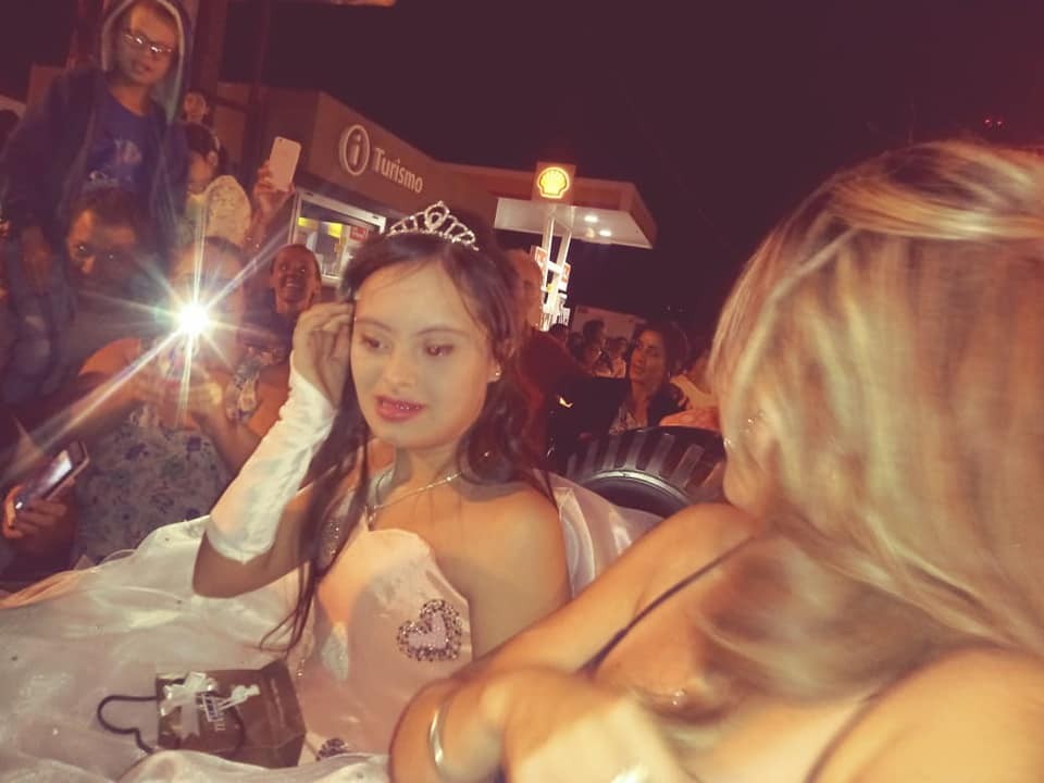 Una ciudad entera celebró el cumple de 15 de Mili, una chica con Síndrome de Down | Redes