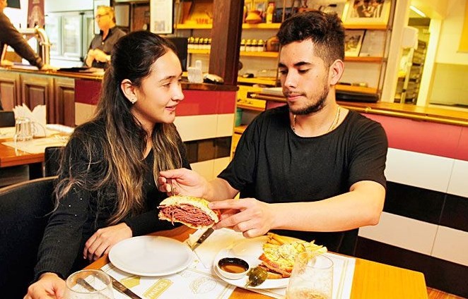 Polémica por restaurantes que cobran recargo por compartir el plato | Actualidad
