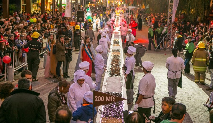 En Bariloche están preparando la barra de chocolate más grande del mundo | Actualidad