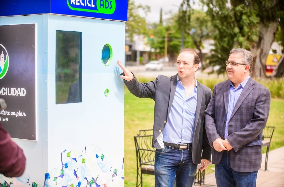 Instalan una máquina que da descuentos en comercios a cambio de residuos reciclables | Actualidad