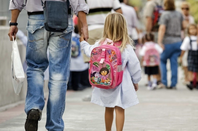 Un policía dejó el arma reglamentaria cargada en la mochila que su hija llevó a la escuela | Actualidad