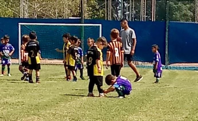 El gesto de un niño en la cancha enternece en las redes sociales | Redes