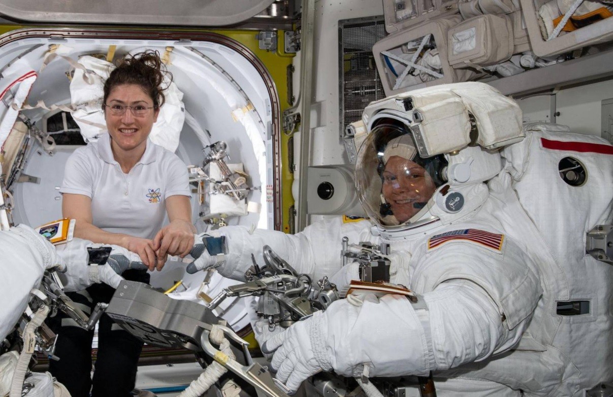 La NASA canceló la primera caminata espacial de mujeres por falta de trajes de su tamaño | Internacionales