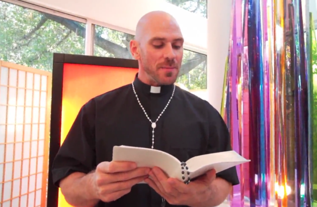 Bendita sorpresa: una iglesia gallega entregó folletos con una foto de dos actores porno | Redes