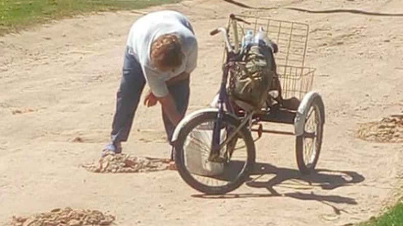 La conmovedora historia de la jubilada que salió un domingo a tapar los baches de las calles de su barrio | Actualidad