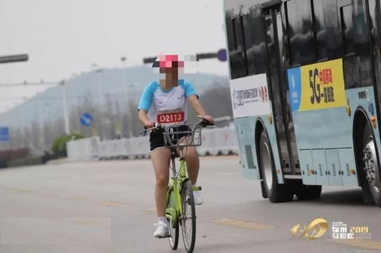 Suspensión de por vida a una atleta: la descubrieron usando bicicleta durante una maratón | Deportes