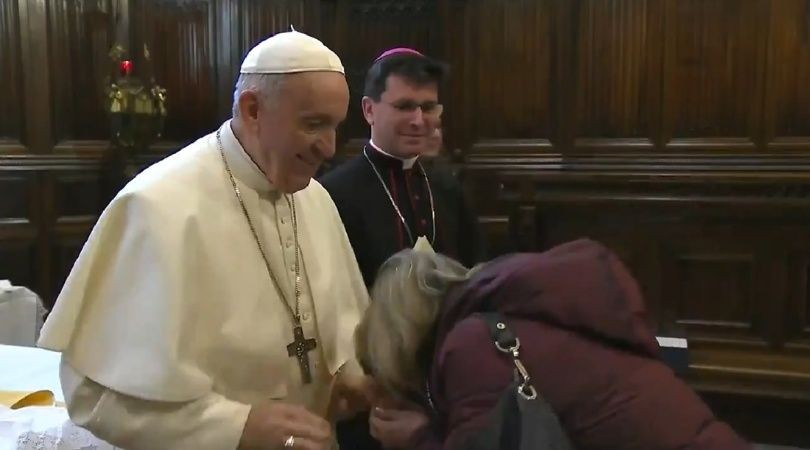 Explicación oficial: ¿por qué el Papa no quiere que le besen el anillo? | Internacionales