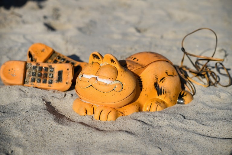Resolvieron un misterio que llevaba 30 años: ¿por qué aparecían teléfonos de Garfield en una playa? | Curiosidades