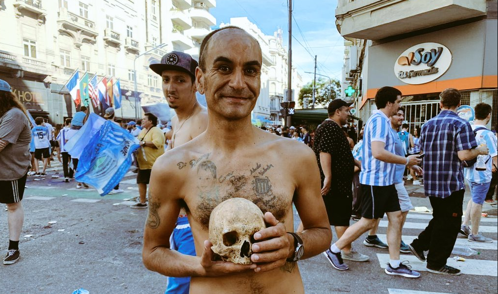 Hincha hasta la muerte: llevó el cráneo de su abuelo para ver a Racing campeón | Redes