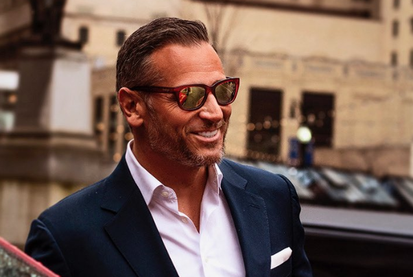 Este pastor dejó los hábitos y ahora es un “sex symbol” que enamora a todos en las redes | Redes