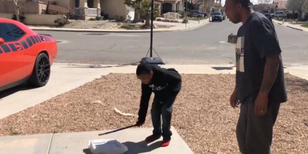 Sacó malas notas en la escuela y su padre le hizo romper la playstation como castigo | Curiosidades