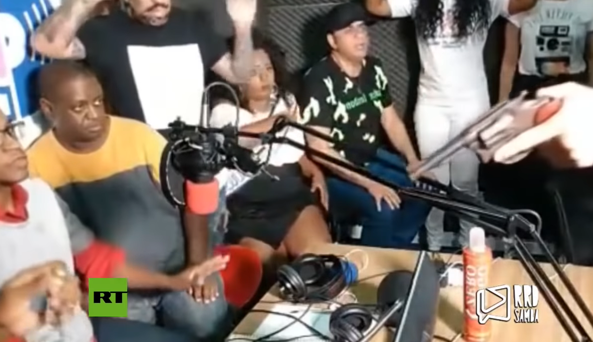 Estaban transmitiendo en vivo su programa de radio y les entraron a robar: los oyentes llamaron a la Policía | Redes