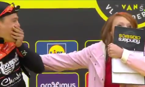 Tremendo blooper: una periodista besó accidentalmente a un ciclista en medio de una nota | Redes