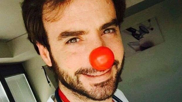 La terrible muerte del "Capitán Optimista", el pediatra que recetaba sonrisas y murió de cáncer | Internacionales