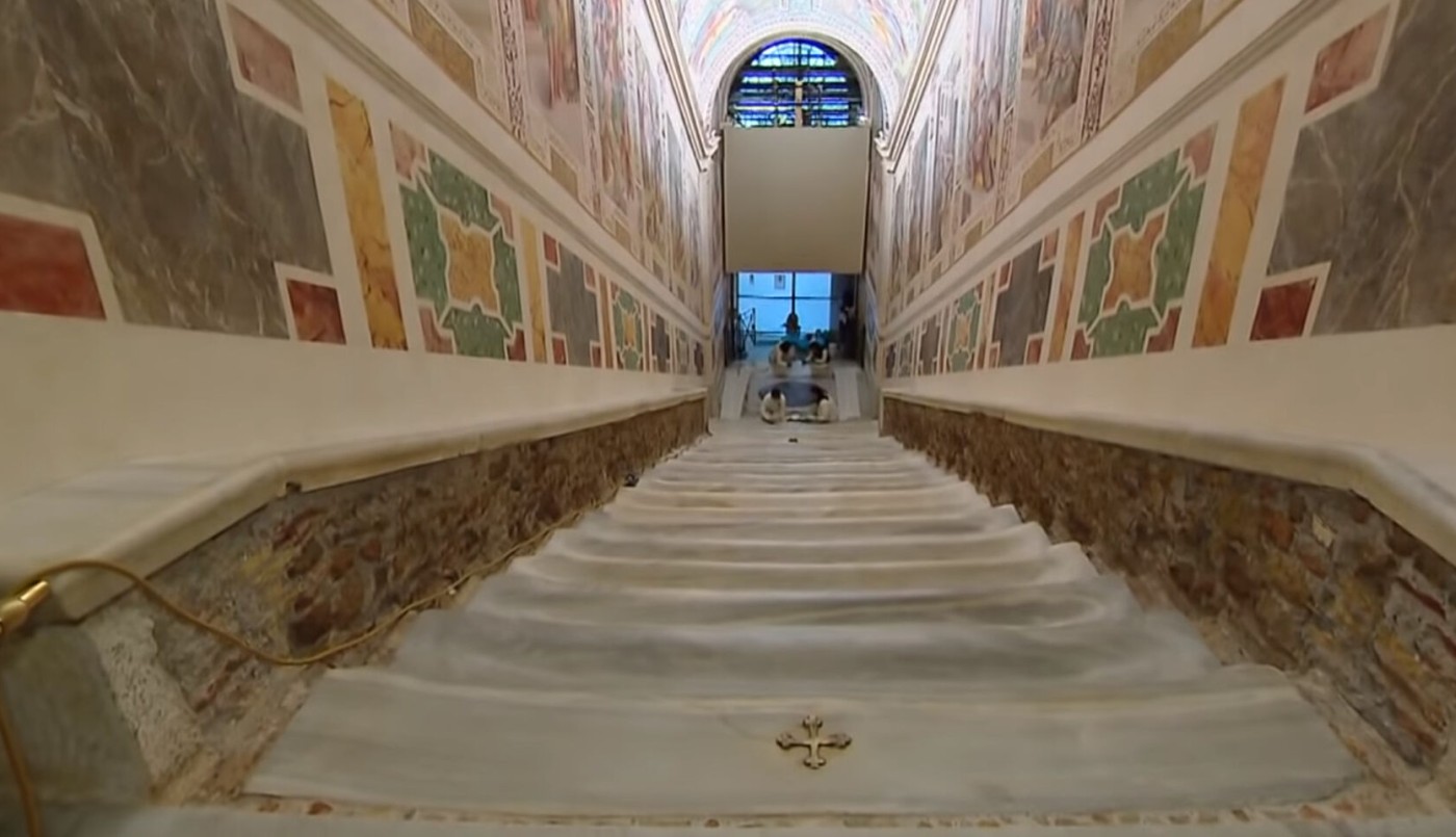 El Vaticano exhibe después de 300 años la escalera que subió Jesús el día de su juicio | Internacionales