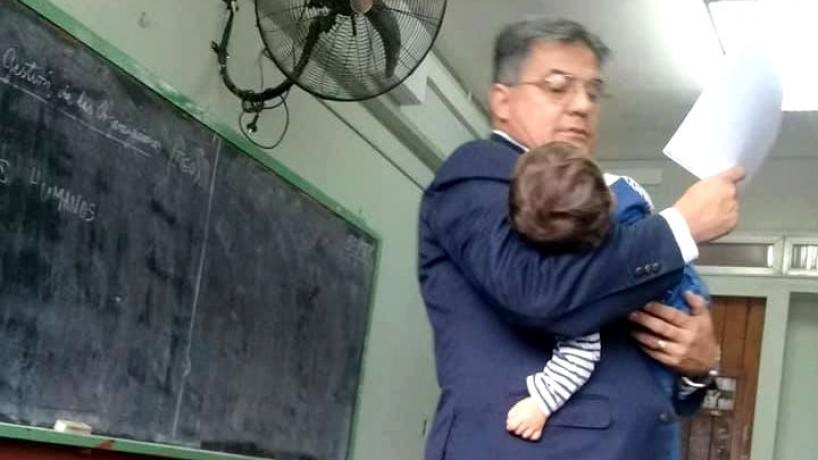 La historia del profesor tucumano que dio clases con el bebé de su alumna en brazos | Actualidad
