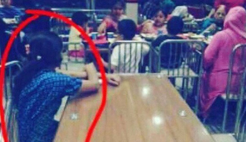 Obligan a una empleada doméstica a esperar en otra mesa mientras comen en un restaurante | Curiosidades
