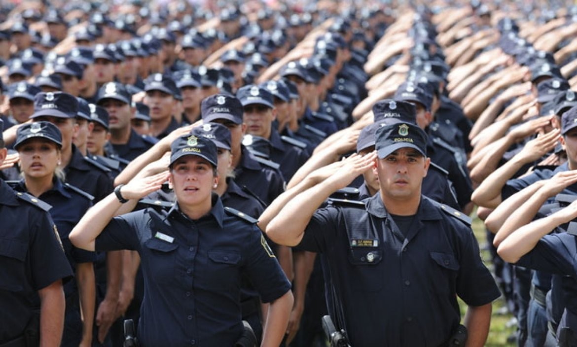 94 mil policías bonaerenses comenzarán a fichar para controlar sus horarios | Política