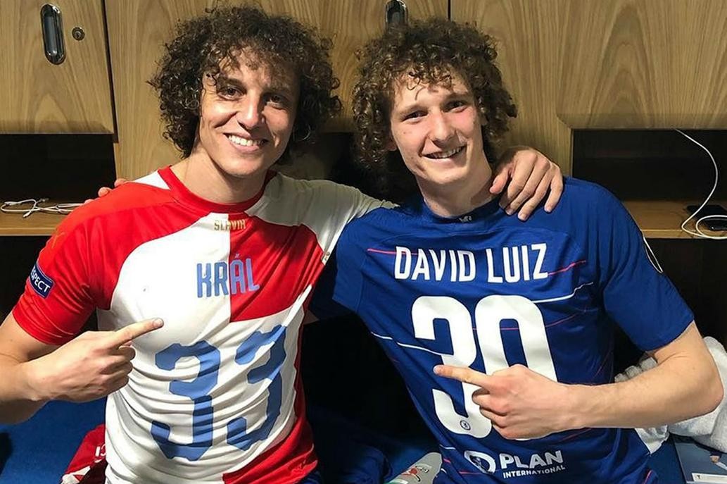 El curioso enfrentamiento de David Luiz con su doble en la Europa League | Deportes