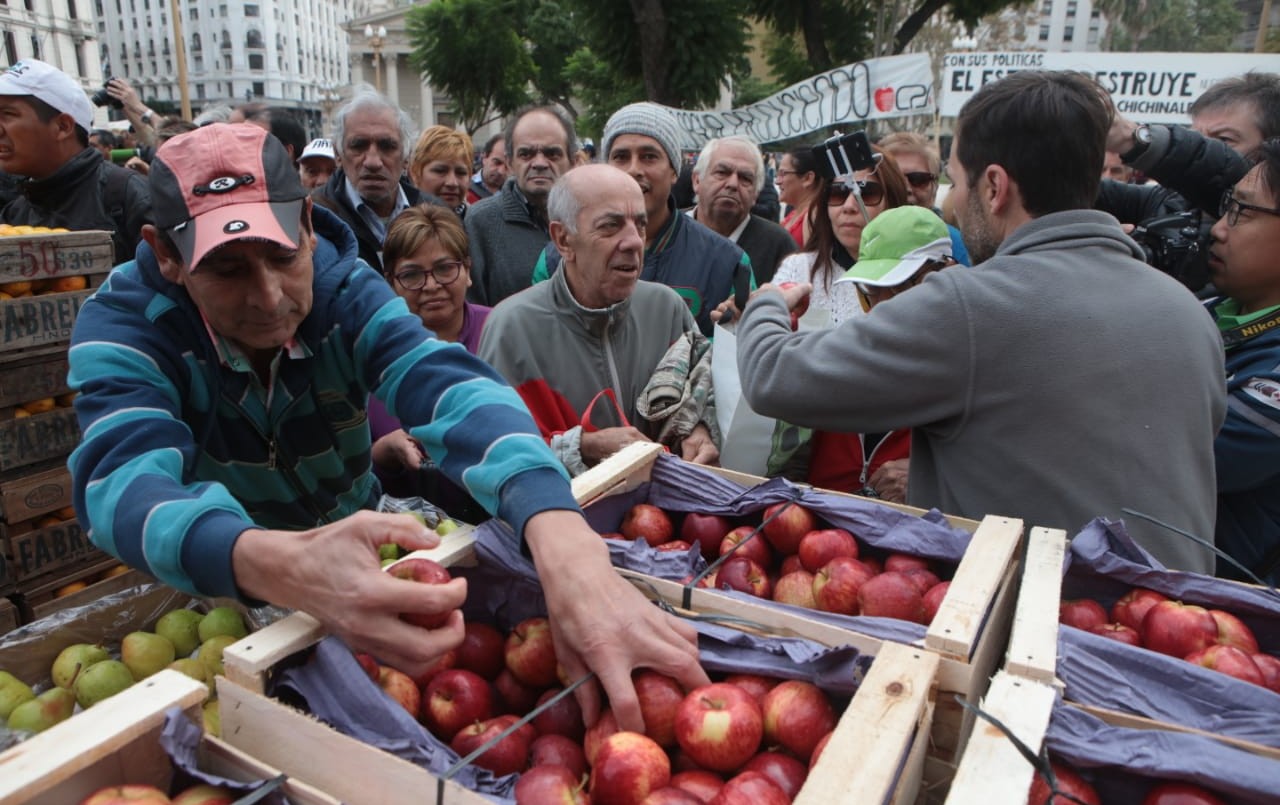 Frutazo en Plaza de Mayo: reparten manzanas, peras y cítricos gratis para protestar | Política