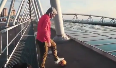 Mega crack: un futbolista ruso metió dos goles desde la cubierta del estadio de su club | Redes