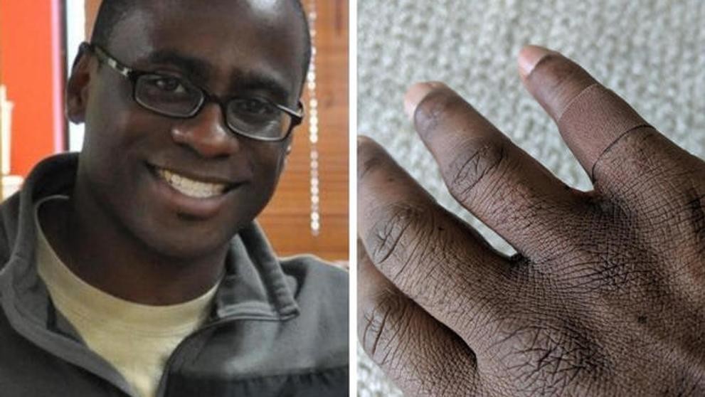 El hombre que se emocionó al encontrar una curita negra para su piel | Redes