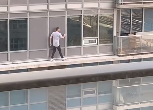 Se convirtió en héroe: caminó por la cornisa de su edificio para rescatar a su gato | Redes