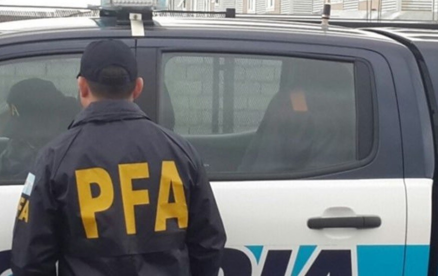 Se hizo pasar por policía para vigilar edificios públicos y cobrar "adicionales" | Actualidad