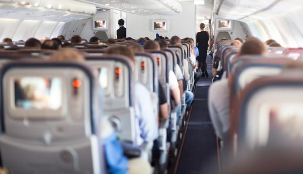 Pánico en el aire: un hombre intentó abrir la puerta de un avión en pleno vuelo | Redes