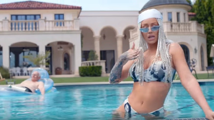 Su boda con un anciano en silla de ruedas: la rapera Iggy Azalea lanzó "Started" | Espectáculos