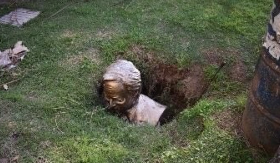 Roque Pérez: rompieron y enterraron un busto de Néstor Kirchner | Política