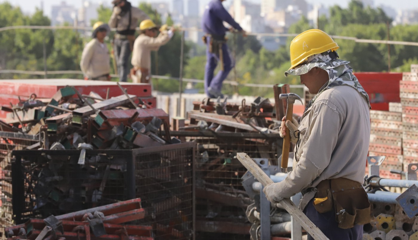 11 meses de recesión: en marzo volvieron a caer la industria y la construcción | Economía