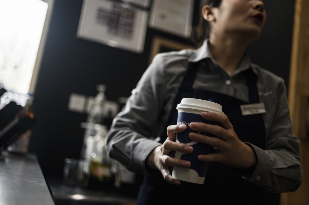 Cadena sale a pelearle liderazgo a Starbucks y promete abrir un local cada tres horas | Economía