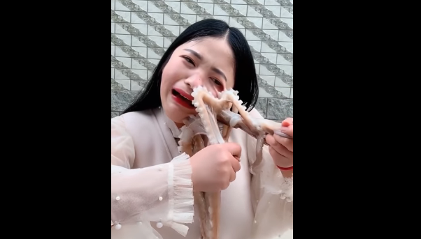 Video viral: una bloguera quiso comerse un pulpo vivo pero no salió bien | Redes