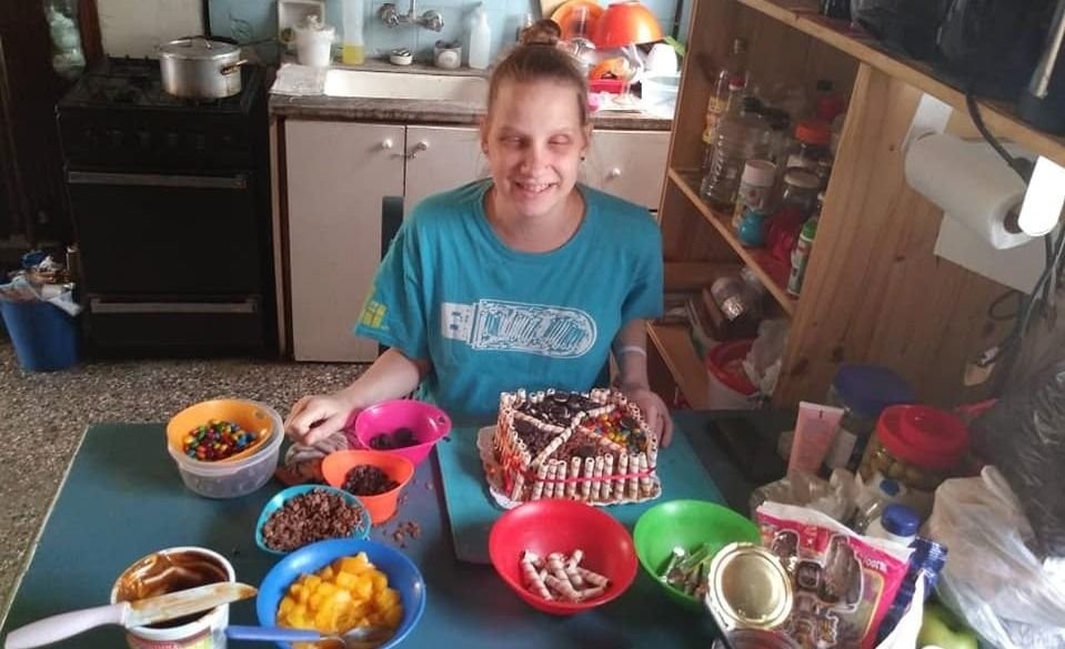 Una mamá ciega prepara y vende alimentos para ganarse la vida | Actualidad
