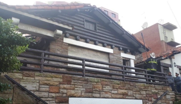 No tenía luz, prendió velas y se le incendió la casa a una abuela de 73 años | Actualidad