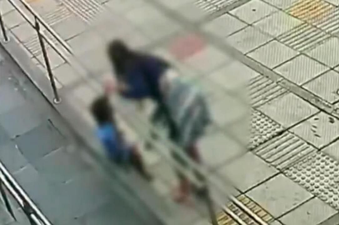 Brutal golpiza de una mujer a su sobrino de 3 años en plena calle | Internacionales