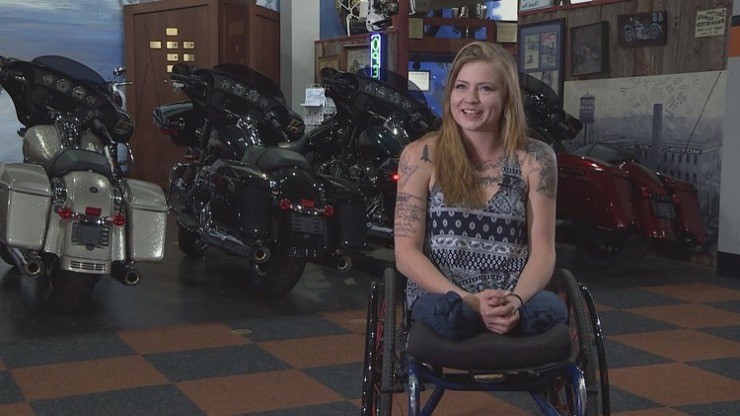 La joven sin piernas que se volvió viral por su perfil en Tinder | Redes