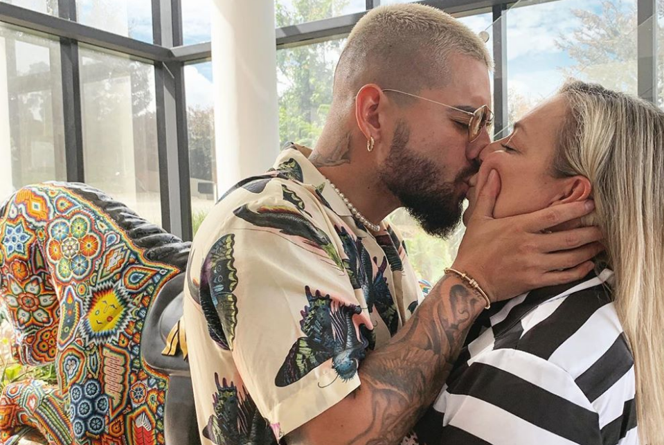 Polémico: Maluma compartió una foto besando a su mamá en la boca | Espectáculos