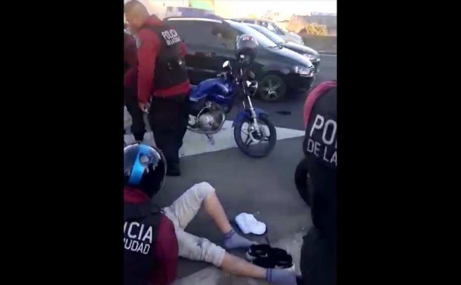 Un menor de edad usó auto con pedido de secuestro y chocó a moto policial en Monserrat | Actualidad