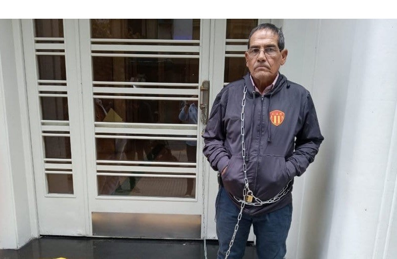 El vicepresidente de Sarmiento de Chaco se encadenó a la puerta de la AFA: "Nos robaron el ascenso": | Deportes