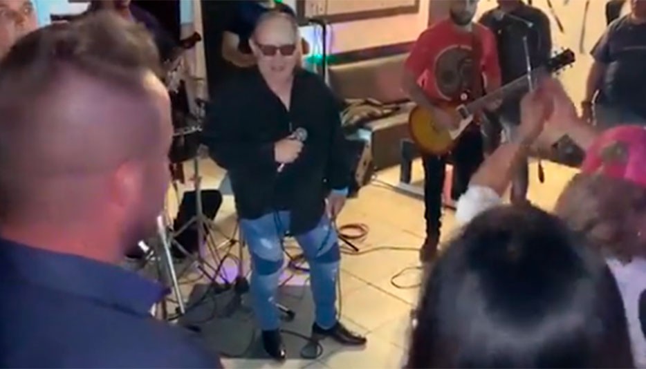 Video: el momento en que se descompuso durante un show el cantante de "Los del Fuego" | Espectáculos