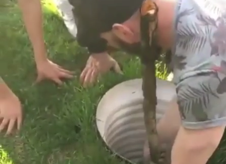 Desesperante rescate a una nena que cayó en una tubería mal tapada en un parque | Redes