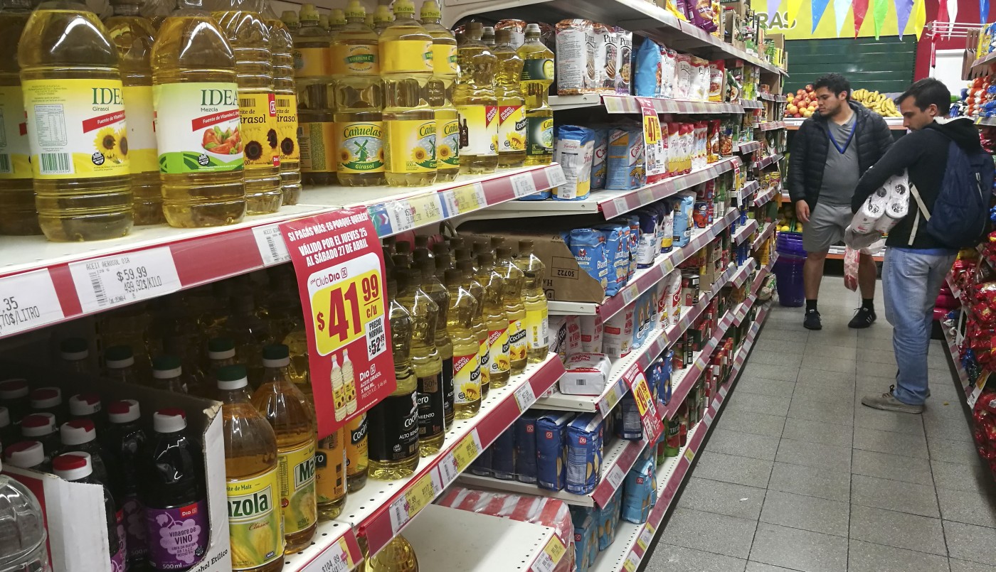 Una familia tipo necesitó $29.304 en abril para no caer en la pobreza: la canasta subió 57,5% en un año | Economía