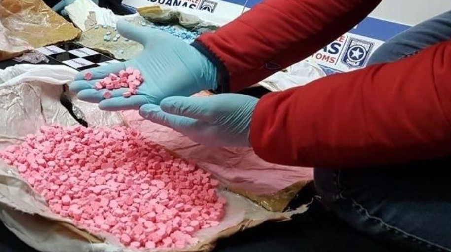 Intentó entrar a Chile con zapatos de plataforma rellenos con 2 mil pastillas de éxtasis | Actualidad