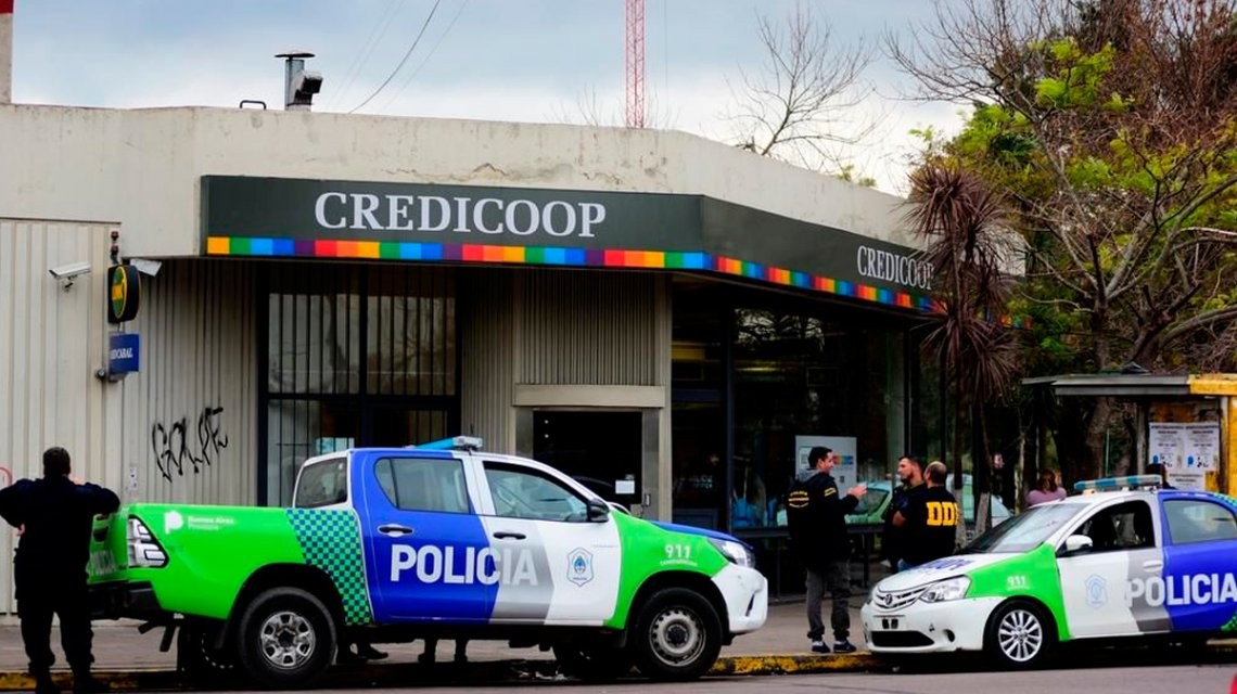 La Plata: robaron un banco disfrazados de empleados de seguridad y se llevaron una suma millonaria | Actualidad