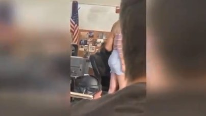 Video: escrachan a un maestro que toca de manera inapropiada a una alumna | Internacionales