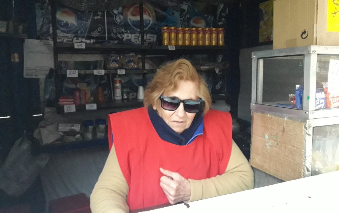 Le robaron hasta el papel higiénico a mujer ciega de 84 años que vende café | Actualidad