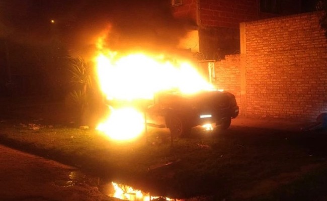 Apagaron el fuego en un auto: en el interior hallaron a un hombre asesinado de 9 tiros | Actualidad