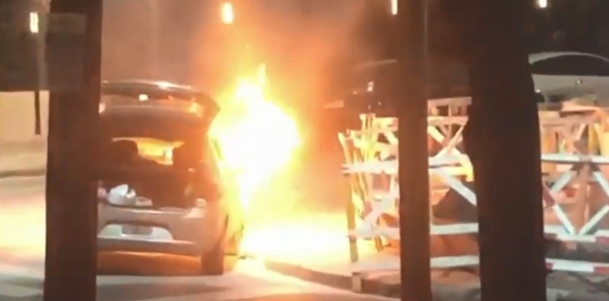 Se prendió fuego un auto de Uber con dos pasajeras adentro | Actualidad